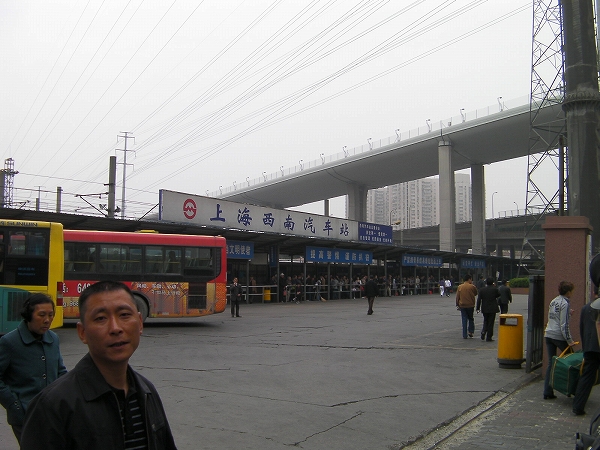 写真：上海西南バスターミナルに到着です