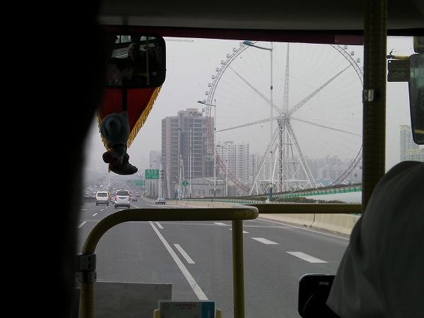 写真：バス出発！錦江楽園が見えます