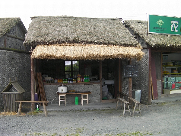 写真：農民画村の農家風の売店